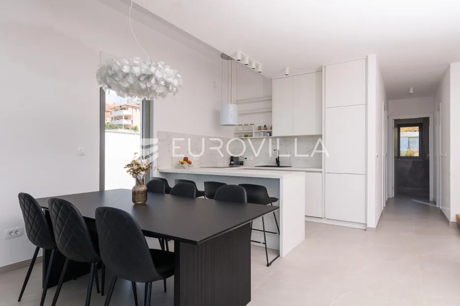 trogir, čiovo, luksuzan penthouse sa krovnom terasom i bazenom - slika 5