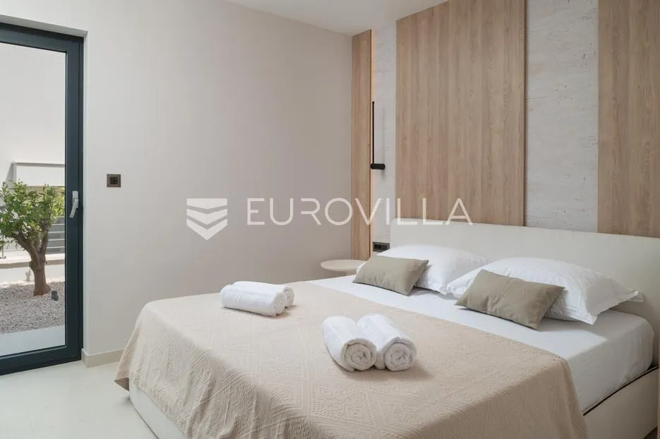 split, podstrana, urbana vila s bazenom, saunom, jacuzzijem i garažom - slika 11