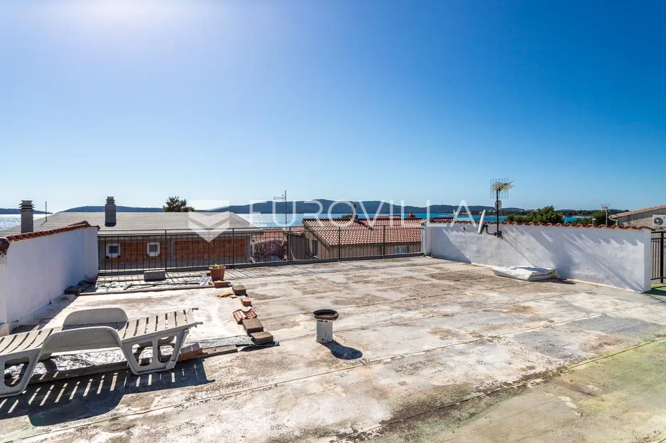 šibenik, brodarica, kuća sa velikim dvorištem 247,2 m² - slika 17