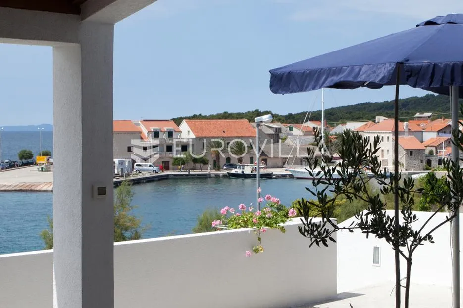 hvar, sućuraj, kuća s četiri stambene jedinice u prvom redu do mora - slika 3