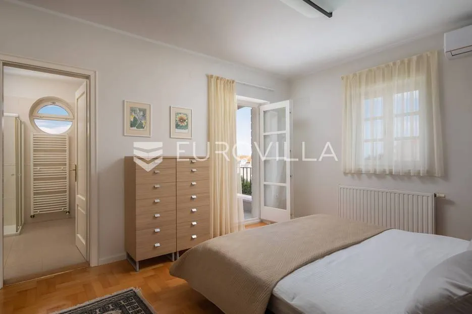 vodice, mediteranska vila s uređenim vrtom, bazenom i pogledom na more - slika 15
