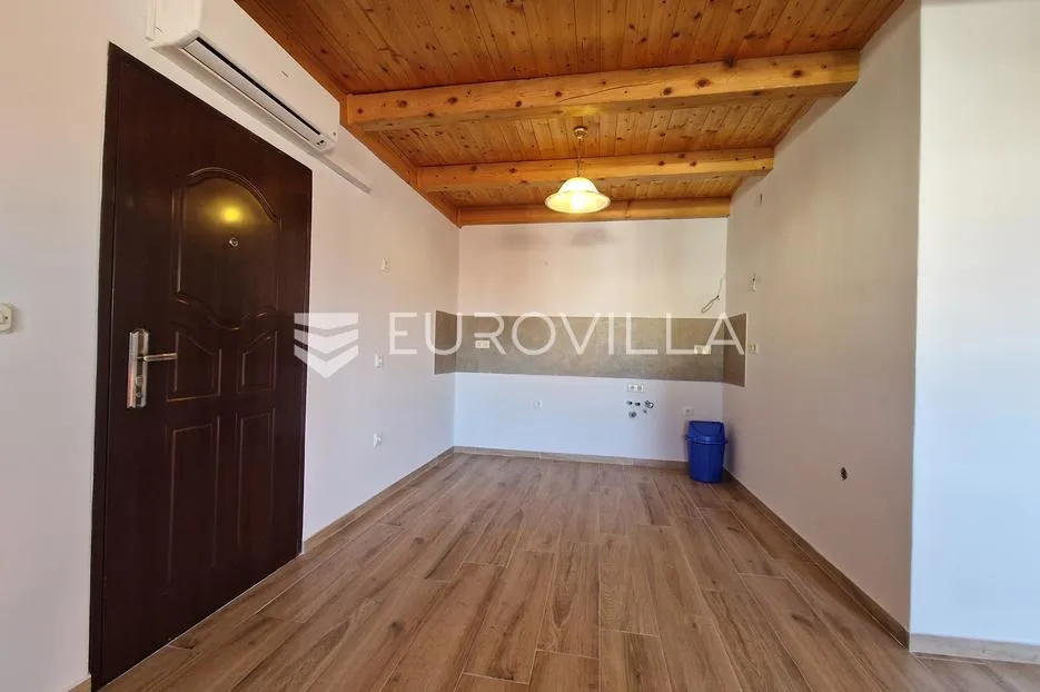 vir, 120 m od plaže, trosobni renovirani apartman s pogledom na more - slika 11