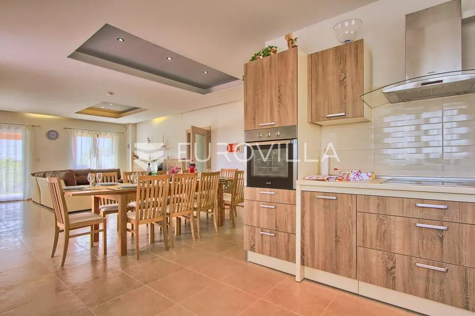 istra, svetvinčenat, 294 m² villa, bazen, jacuzzi te multifunkcionalno igralište na 2000 m² okućnice - slika 16