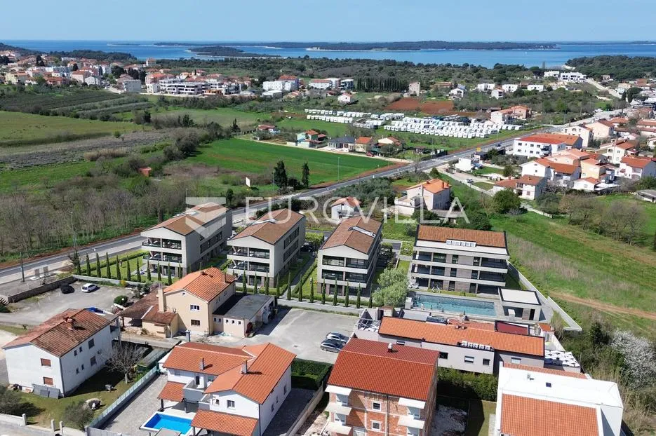 Istra, Fažana, luksuzni trosobni stan 75.37 m², 2. kat, 1.2 km od mora, zatvoreni kompleks