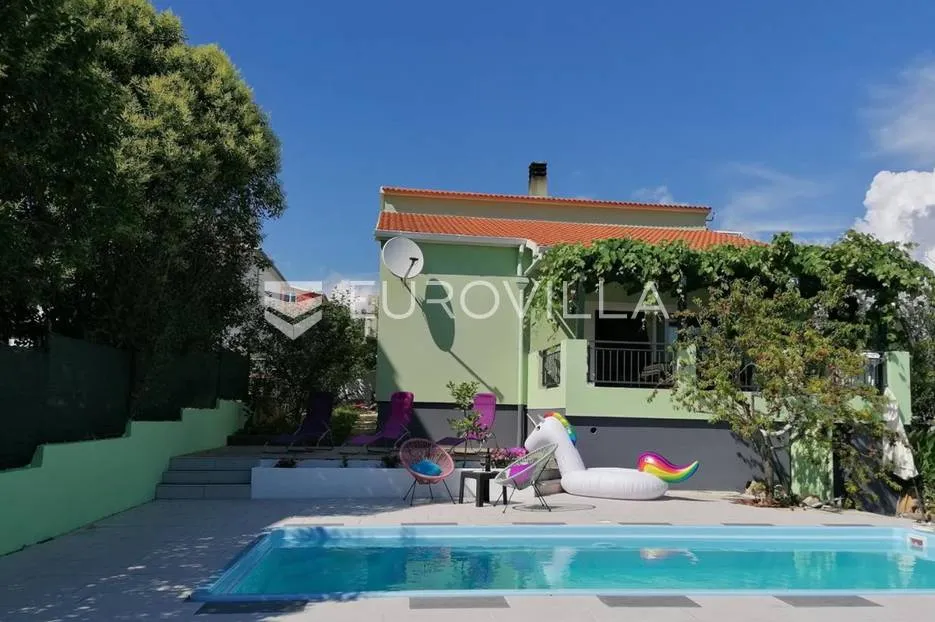 Pula, Busoler, samostojeća kuća novije gradnje 148 m² sa bazenom, mirna lokacija