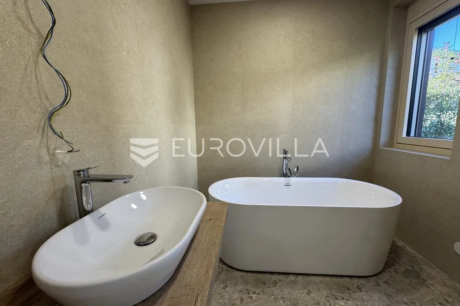 istra, majkusi, moderna prizemnica 160 m² s grijanim bazenom i uređenom okućnicom - slika 16