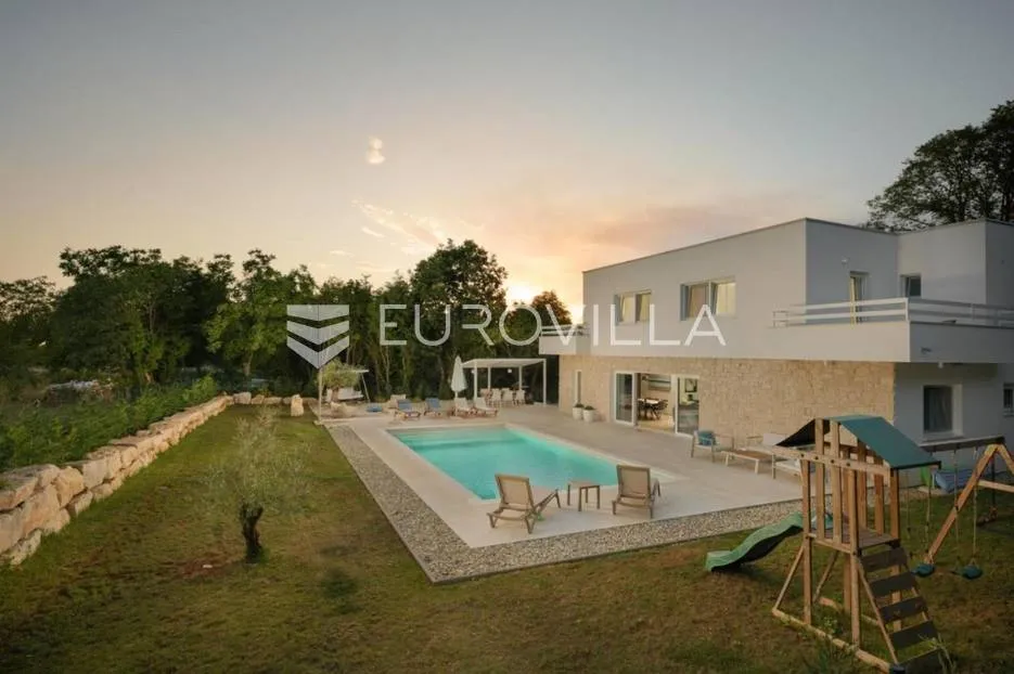 Istra, Žminj, prekrasna vila od 160 m2, na velikoj okućnici od 1100 m2