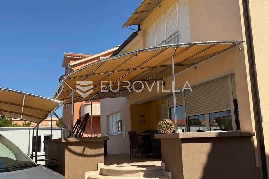 vodice, lijepa i prostrana kuća površine 256,38 m² s dodatnim građevinskim zemljištem - slika 28
