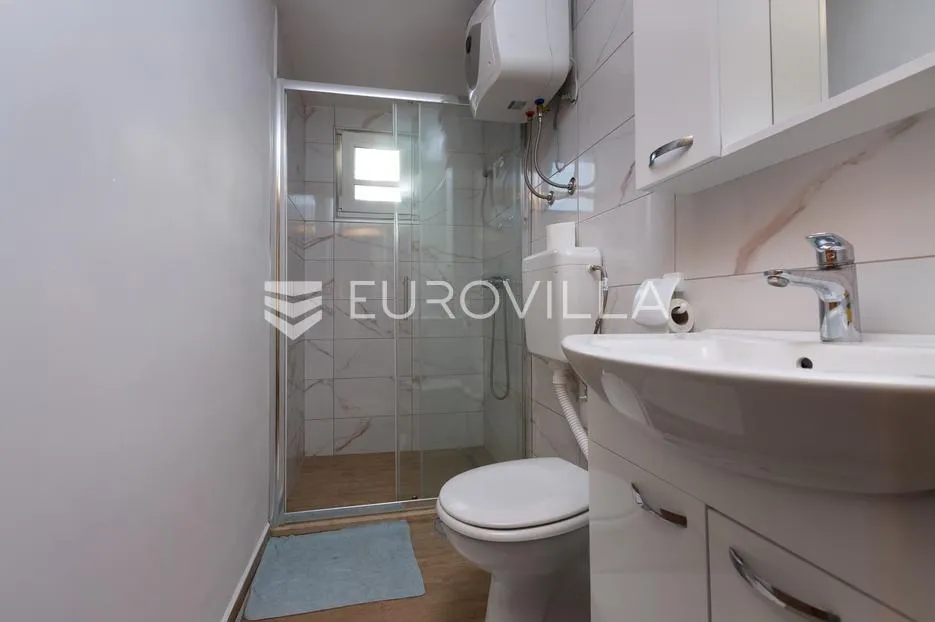 krk, milohnići, dvojna kamena kuća sa dvoetažnim trosobnim stanom 80 m² - slika 4