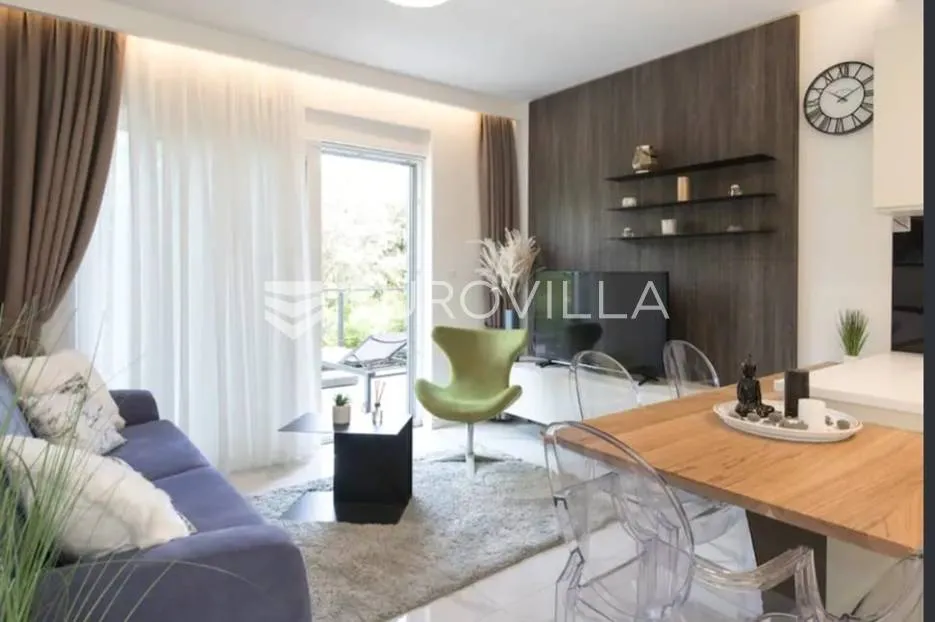 opatija, centar, moderno uređen dvosoban stan nkp 45 m2 - slika 2