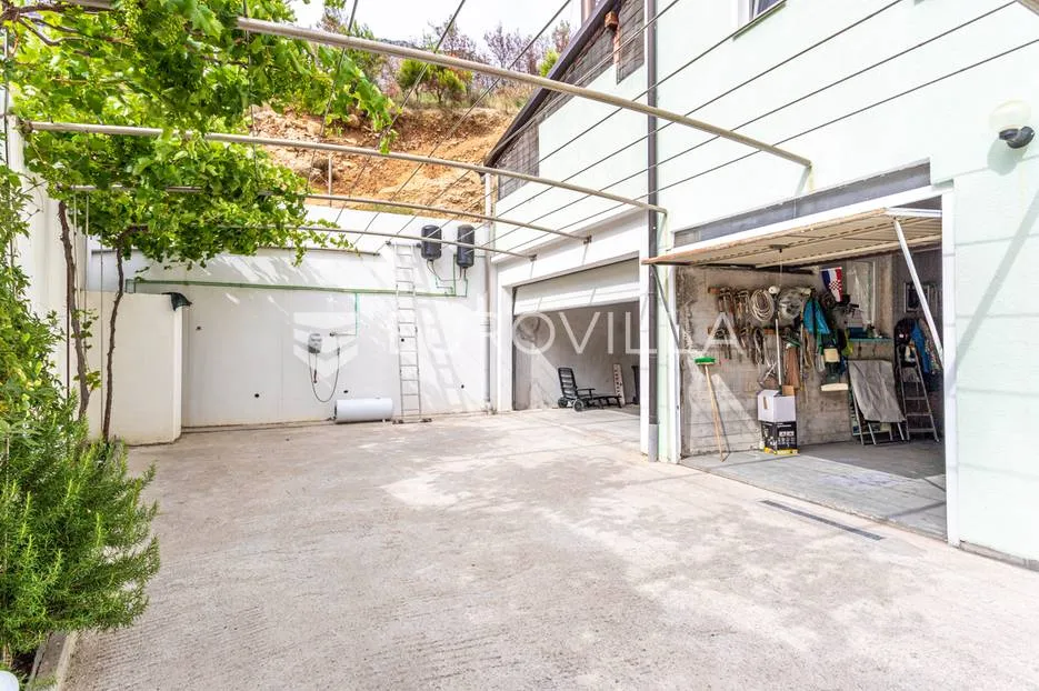omiška rivijera- lokva rogoznica, apartmanska kuća s 8 stanova, udaljena 300 m od mora. - slika 48