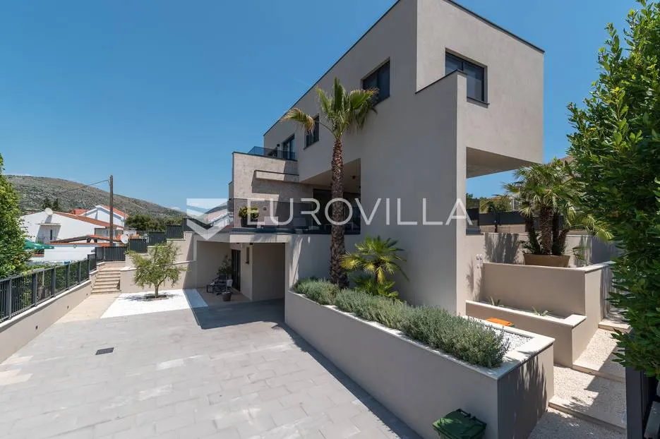 trogir okolica, moderna vila s bazenom blizu mora - slika 2