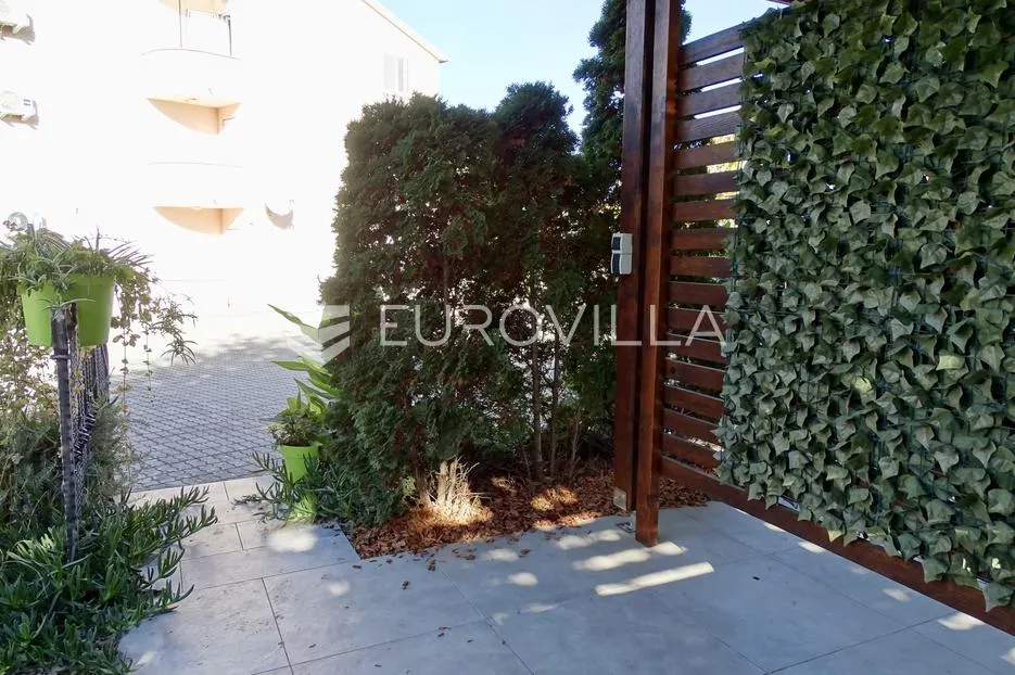 krk, malinska, kompletno namješten studio apartman površine 36.27 m², okućnica 77 m² - slika 8