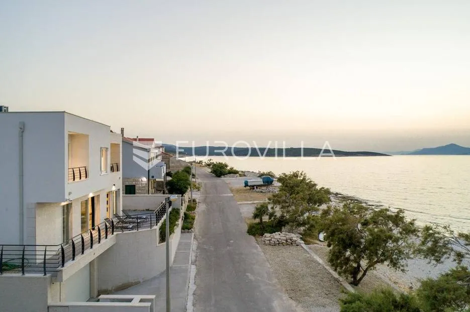brač, povlja, prekrasna vila s bazenom, prvi red do mora - slika 27