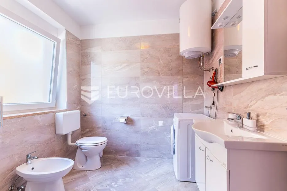 istra, medulin, velika samostojeća kuća sa 7 apartmana 100 m od mora - slika 22