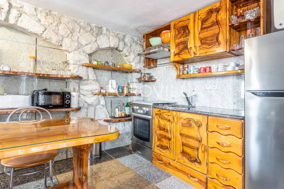 trogir, autohtona kamena kuća s pogledom na more - slika 24
