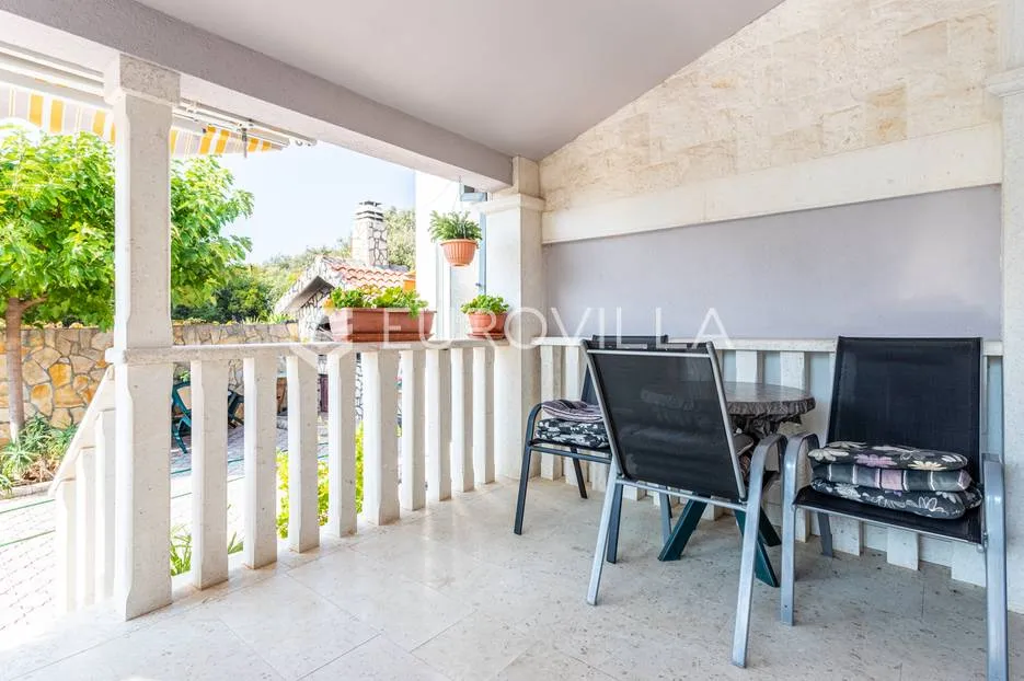 vinišće, kuća s s bazenom i 6 apartmana uz zemljište 1.000 m2 - slika 9