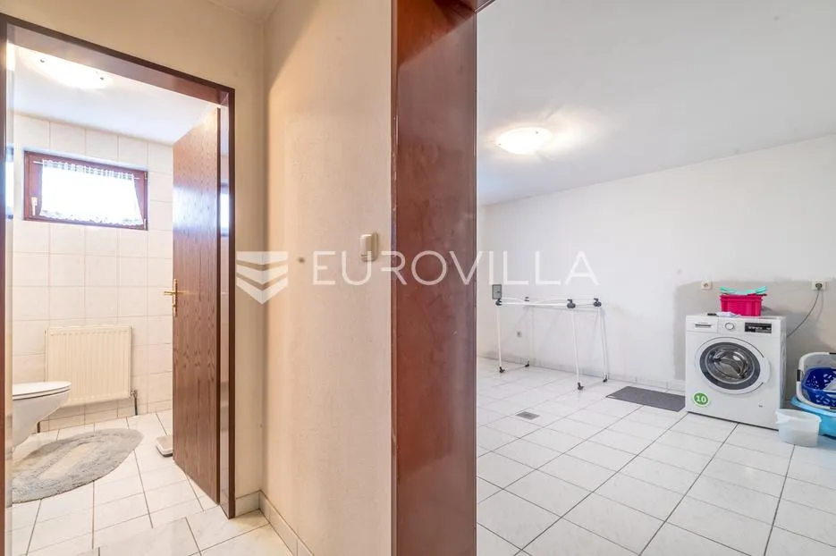 zagreb, sesvetski kraljevec, kvalitetna kuća s dva stana i garažom 390 m2 - slika 16