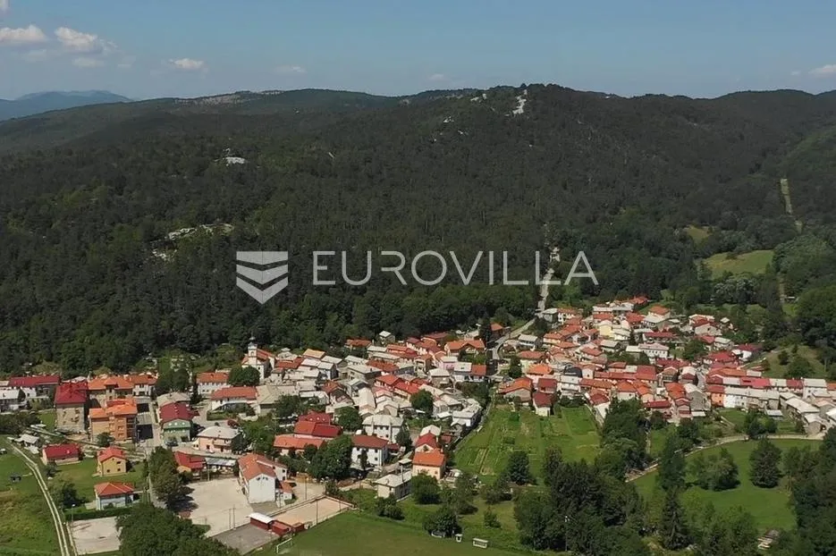 Klana, lijep ravan teren 750 m², s građevinskom dozvolom