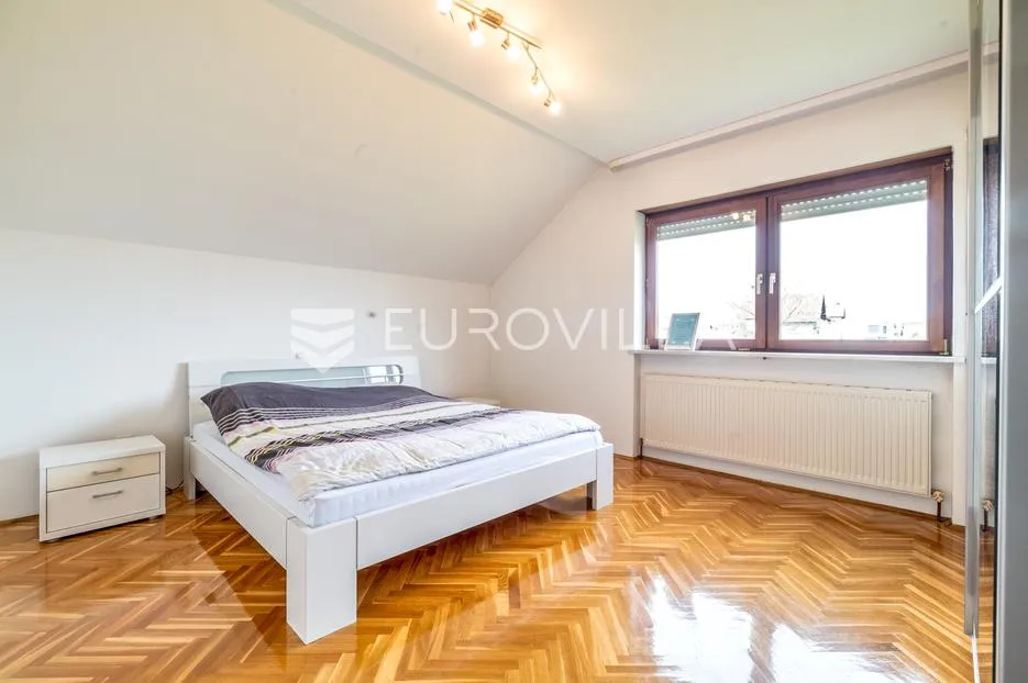 zagreb, sesvetski kraljevec, kvalitetna kuća s dva stana i garažom 390 m2 - slika 12