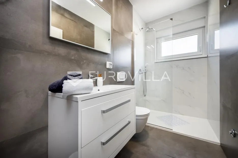istra, okolica rovinja, predivan namješten dvosoban stan 85 m² 800m od mora - slika 17