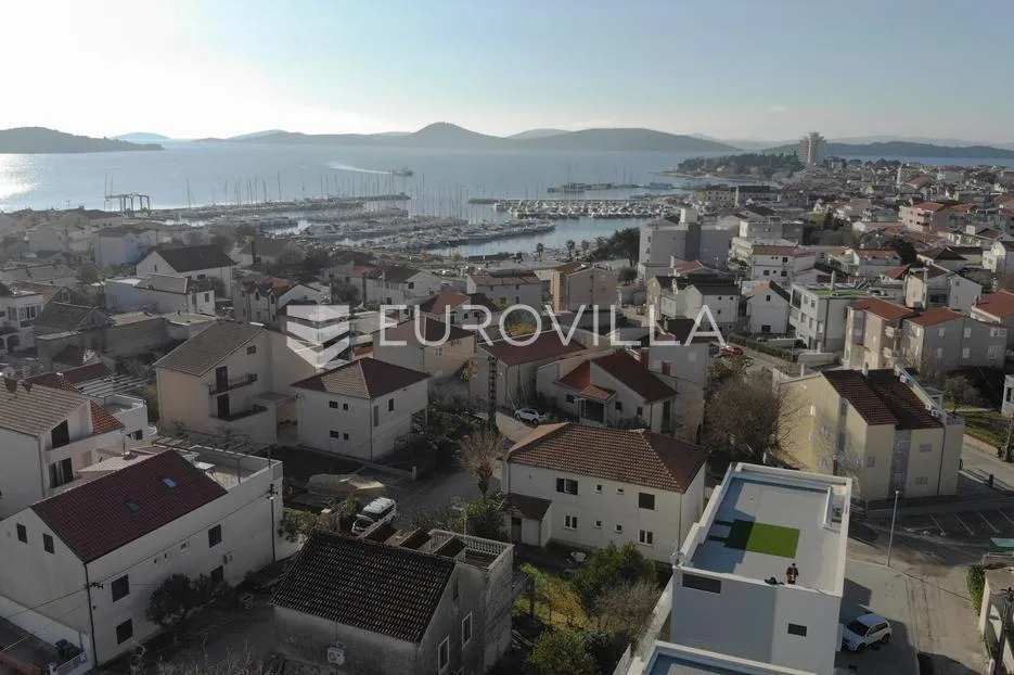 vodice, novogradnja, prostran apartman s dvorištem u centru mjesta, 139,61 m² - slika 21