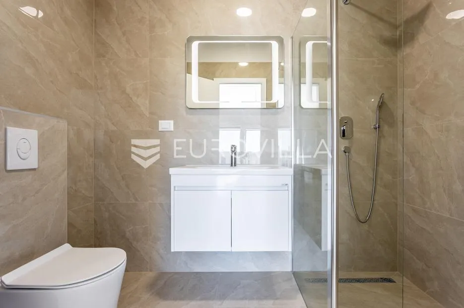 vodice, moderna dvojna kuća s bazenom, novogradnja 169,89 m² - slika 22