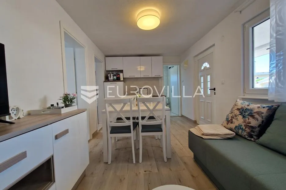 vir, simpatičan trosoban apartman svega 80 m od plaže s prostranom terasom - slika 3