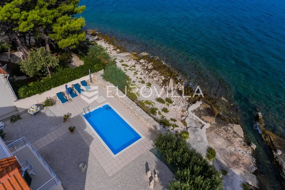 brač, splitska, vila s bazenom prvi red uz more, 180 m² - slika 4