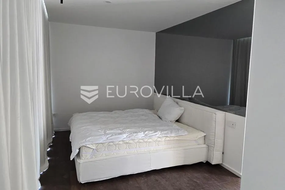 vodice, vrhunski opremljena i namještena luksuzna novoizgrađena vila - slika 7