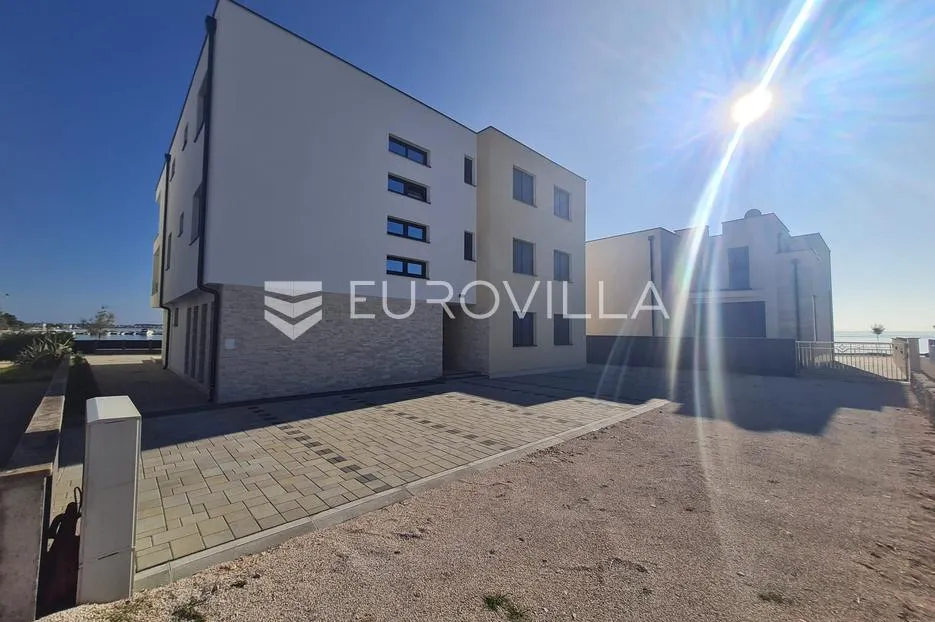 vir, luksuzan apartman s 3 spavaće sobe, prvi red do mora, centar otoka - slika 26
