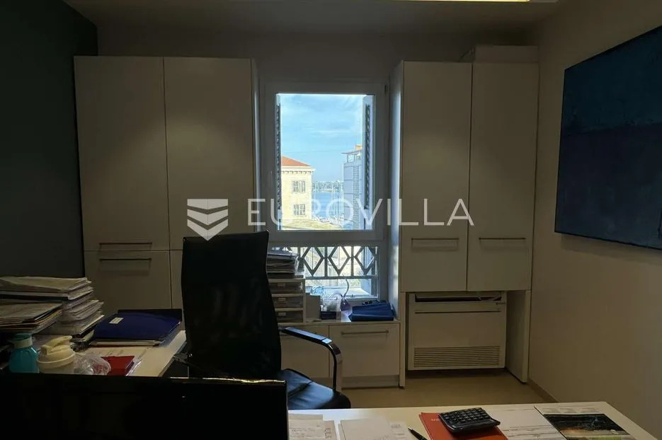 pula, centar, prostrani stan na traženoj lokaciji s pogledom na more - slika 3