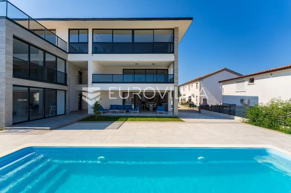 zadar, vir, luksuzna villa sa šest stambenih jedinica, samo 250m od mora - slika 2