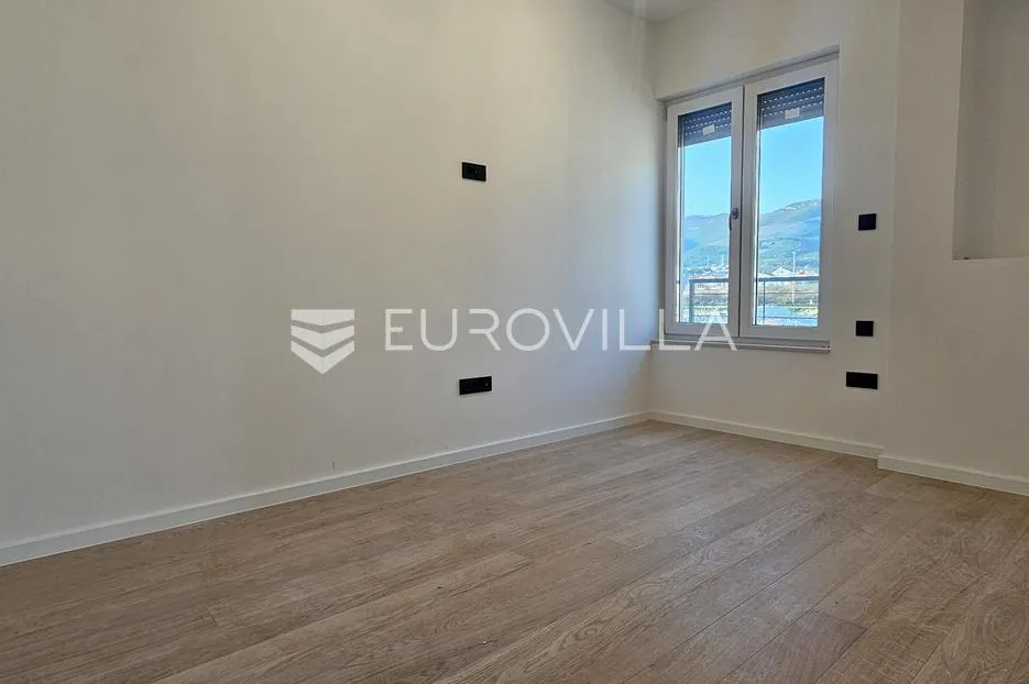 kaštel stari, trosoban stan 101 m²,velika terasa, zgrada s lifrom i garažom - slika 17