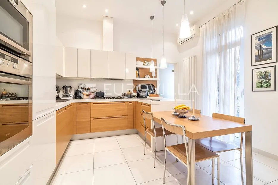 zrinjevac prekrasan četverosoban stan 200 m² za najam - slika 11
