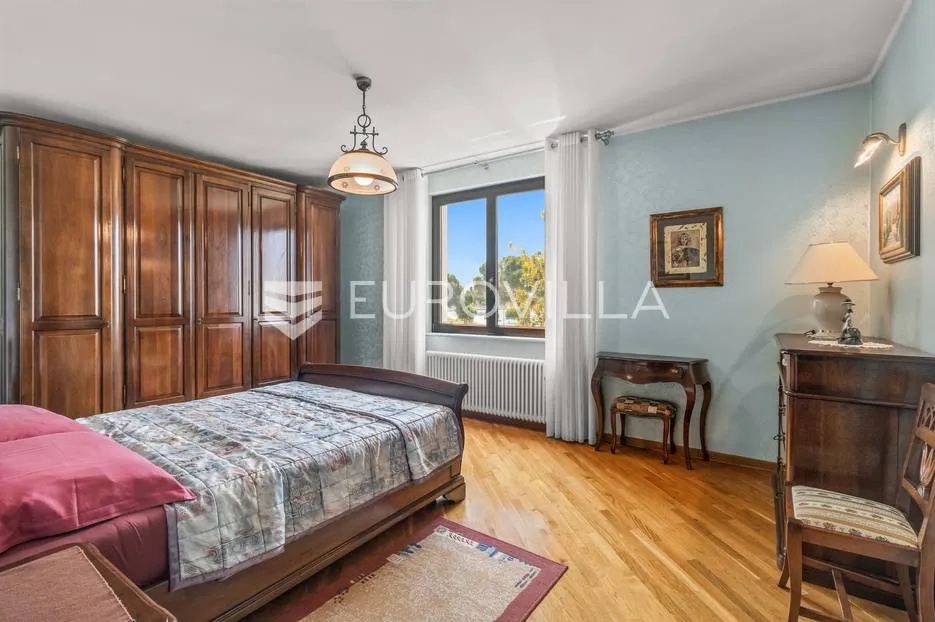istra, umag - unikatna villa nkp 400 m2 na svega 30 m od mora - slika 39