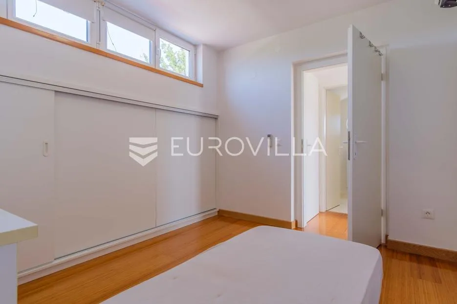 istra, poreč, unikatna dizajnerska vila s dodatnim apartmanom, wellnessom i grijanim bazenom - slika 38