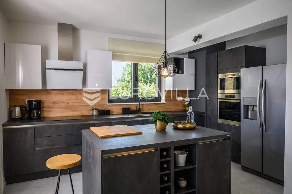 šibenik, prekrasna villa s bazenom i košarkaškim igralištem - slika 36