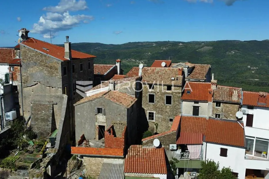 Istra, Motovun, kamena kuća za adaptaciju s dvorištem i poslovnim prostorom