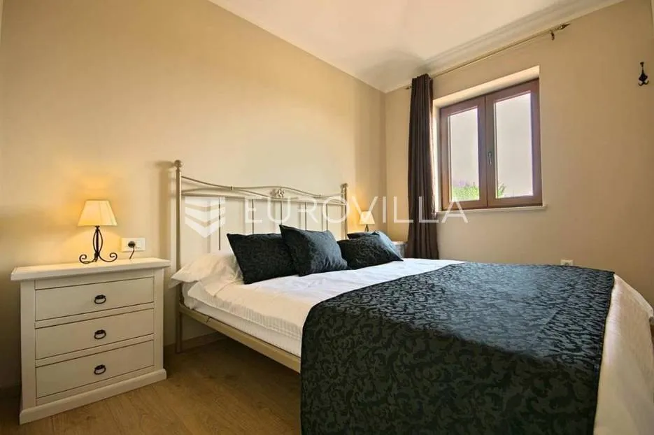 poreč, fuškulin, prekrasna vila okružena zelenilom - slika 7
