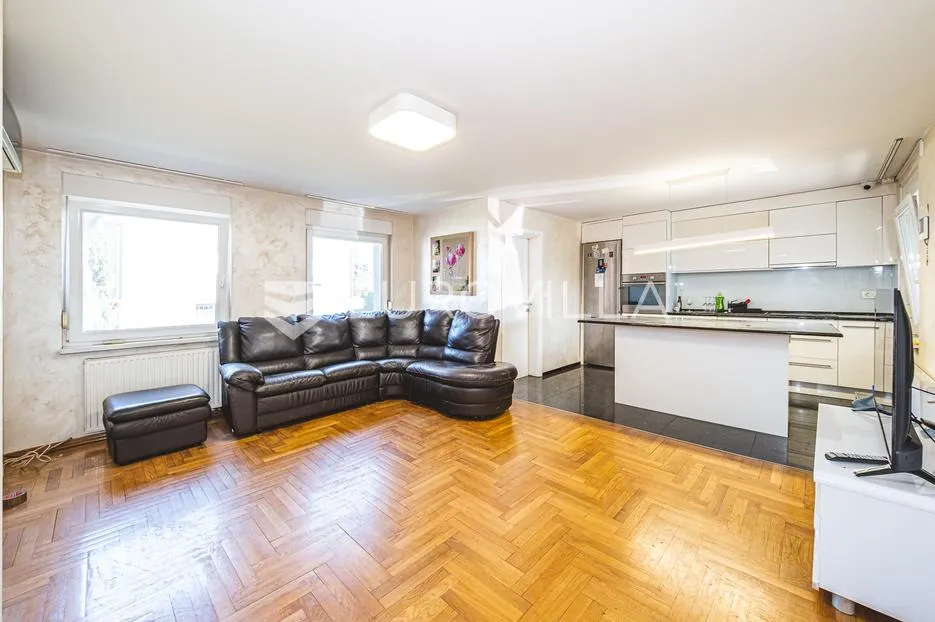 Obiteljska kuća 160 m², na dvije etaže s dvorištem i garažom - Žitnjak