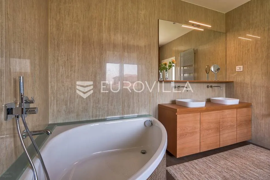 lovran, opatija, vila s bazenom, okućnicom, jedinstvena lokacija - slika 17