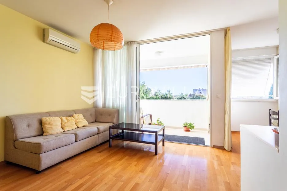 split, gripe komforan dvosoban stan 64 m² s pogledom - slika 2