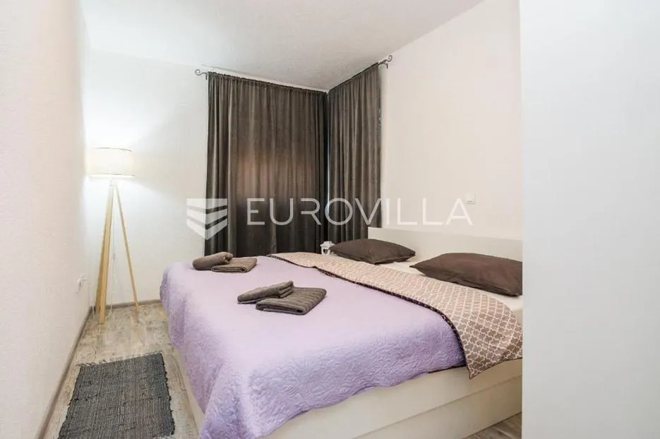vir, stambeno poslovna zgrada u samom centru otoka 2 apartmana na 1. katu - slika 26