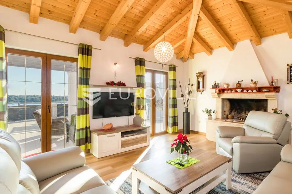 medulin, luksuzna vila s bazenom i velikom uređenom okućnicom 1050 m2, 300 m od plaže - slika 13