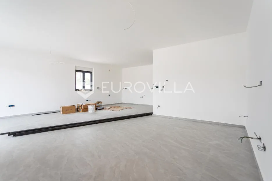 Vodice, prostran trosoban stan, 172,73 m²