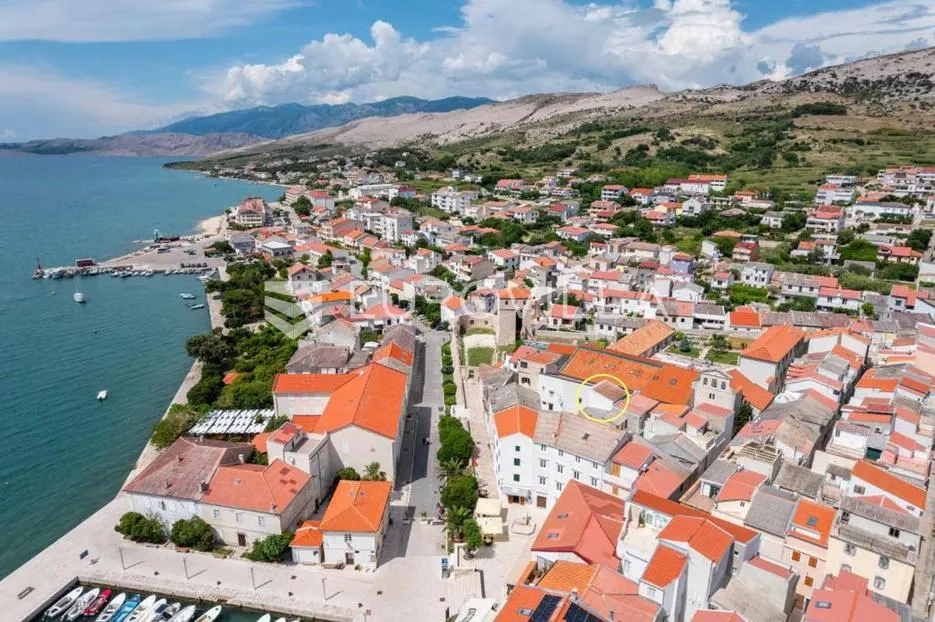 pag, pag kuća razvedena na četiri etaže 155 m², u samom centru paga - slika 30