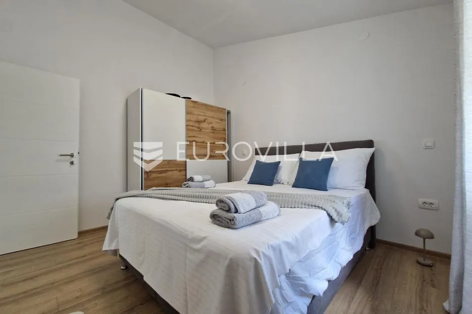 vir, elegantan trosoban apartman u centru vira, 600 m od plaže - slika 22