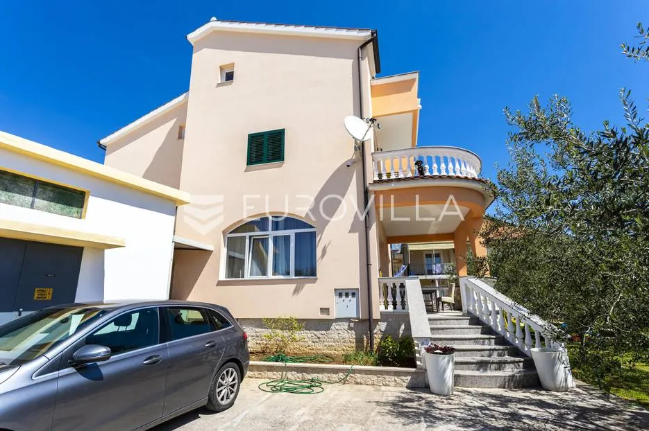 vodice, kuća od 301 m2, turistička zona 250 m od plaže - slika 5
