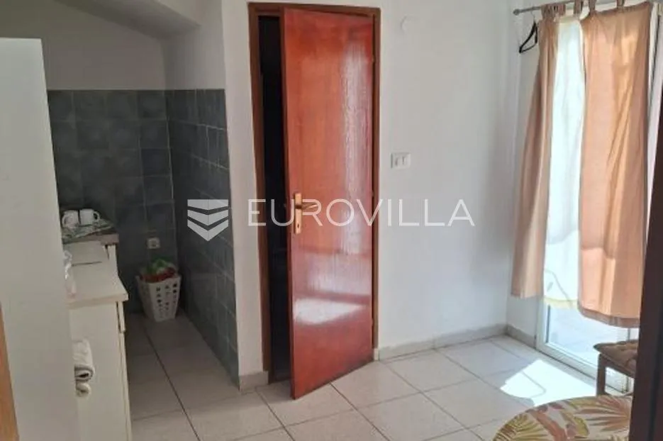 istra, rovinj, stan nkp 100 m2 podijeljen u dvije stambene jedinice na 300 metara od plaže - slika 7